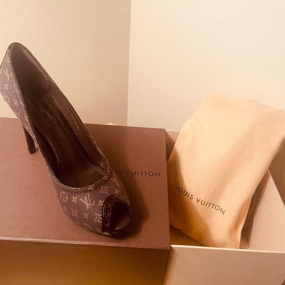 Louis Vuitton Cherie Pump - Picture 5 of 9